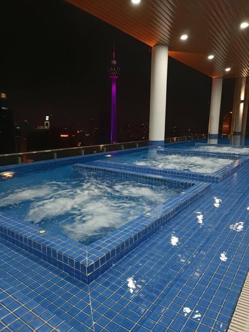C14B Modern Infinity Pool Klcc Balcony View Apartment Kuala Lumpur Exterior photo