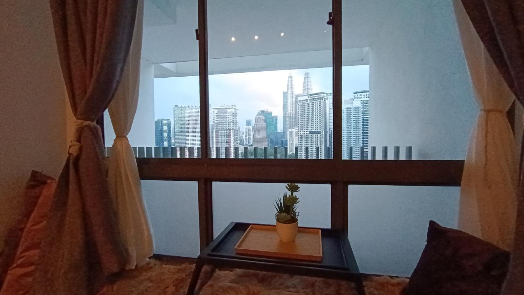 C14B Modern Infinity Pool Klcc Balcony View Apartment Kuala Lumpur Exterior photo