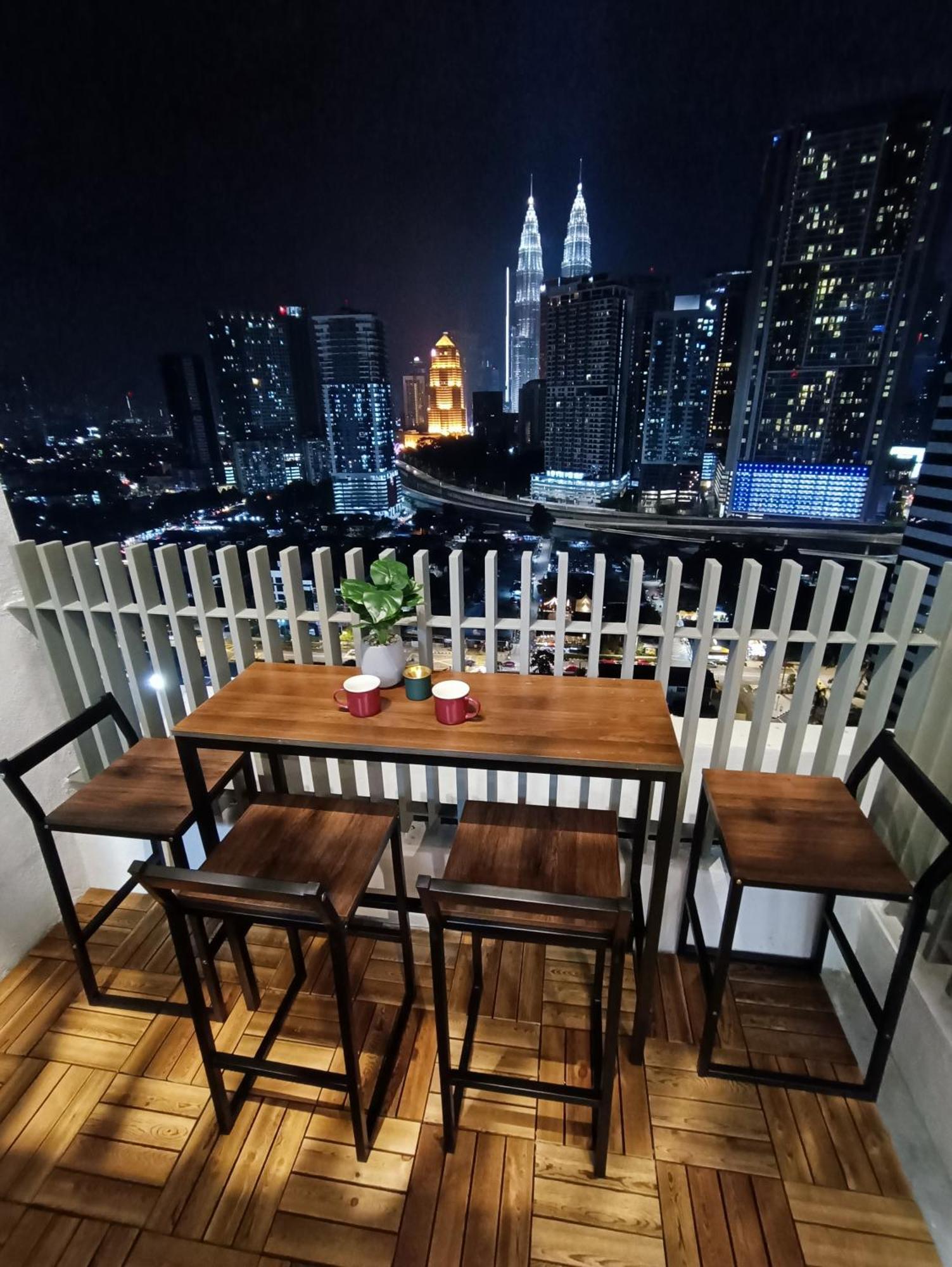 C14B Modern Infinity Pool Klcc Balcony View Apartment Kuala Lumpur Exterior photo